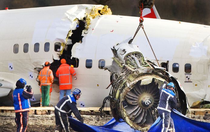 RIJSWIJK - Bergingswerkzaamheden van de Boeing, die in februari vlak voor vliegveld Schiphol verongelukte. Foto ANP