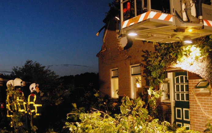 DALFSEN – Een windhoos heeft donderdag aan het begin van de avond schade aangericht in de Overijsselse gemeente Dalfsen. Niemand raakte gewond. In het buitengebied van de gemeente waaiden tientallen bomen om. Aan de Veldweg kwam een boom op een huis terec