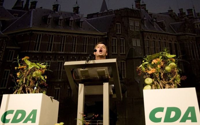 UTRECHT – Premier Balkenende hekelt het grimmiger klimaat in Nederland. „De politiek wordt overmoedig, ongenuanceerd en met groot gemak worden grote woorden gebruikt”.