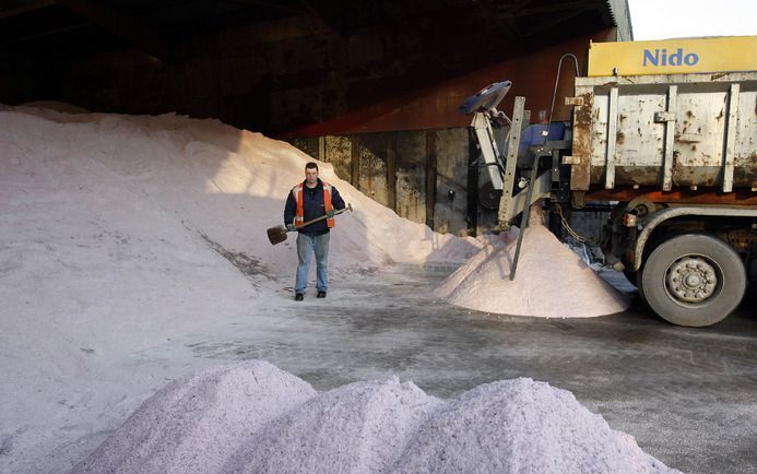 Wagens van Rijkswaterstaat gaan donderdag massaal de snelwegen op om preventief te strooien voor de verwachte ijzel. Foto ANP