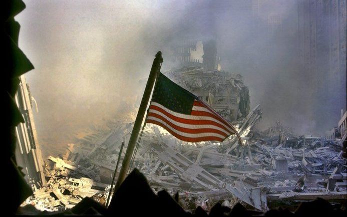 NEW YORK - Een Amerikaanse vlag op 11 september 2001 op de plaats waar de WTC-torens stonden. Foto EPA