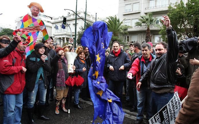 ATHENE – Demonstranten verbrandden woensdag in de Griekse hoofdstad Athene de Europese vlag, uit protest tegen bezuinigingen die de regering gaat doorvoeren in de publieke sector. Vooral de bevriezing van ambtenarensalarissen en de verhoging van de belast