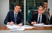 Henk Valk, CEO Philips Benelux en Laurens van der Tang, CEO VitalHealth tekenen voor overname. beeld Philips
