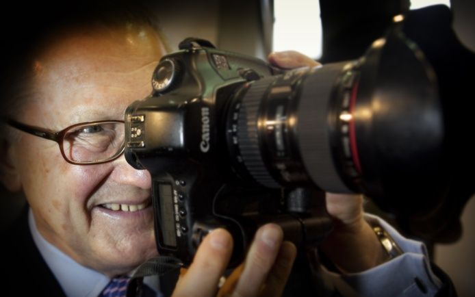 APELDOORN – Pieter van Vollenhoven gaat nooit de deur uit zonder fototoestel. „Ik heb altijd een camera bij me als ik op pad ga”, zei de echtgenoot van prinses Margriet gisteren bij de opening van zijn foto­expositie op Paleis Het Loo in Apeldoorn. Foto A