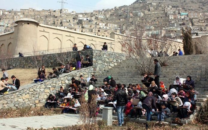 Mijnen kosten elke maand aan veertig Afghanen het leven. Tijdens speciale bijeenkomsten worden met name kinderen gewezen op de gevaren van dit wapentuig. Foto EPA.