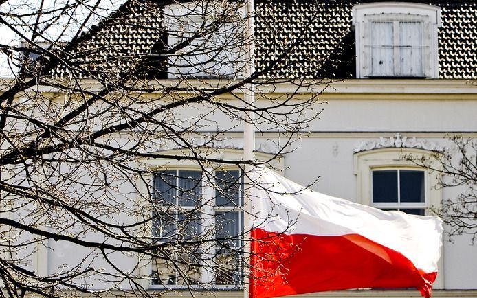 Poolse vlag bij de ambassade. Foto ANP