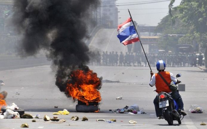 BANGKOK – Schermutselingen tussen Thaise militairen en betogers tegen de regering hebben vrijdag aan één persoon het leven gekost. Twaalf mensen raakten gewond. Foto EPA