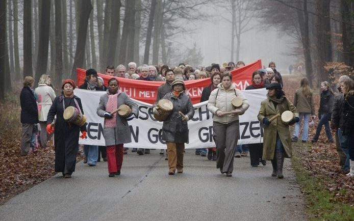 Ongeveer 100 mensen liepen op Tweede Kerstdag mee in de jaarlijkse stille tocht bij herinneringcentrum Kamp Westerbork. De tocht, voor de 55e keer georganiseerd door de Appèlgroep Westerbork, stond dit jaar in het teken van de mensenrechtenschendingen in 