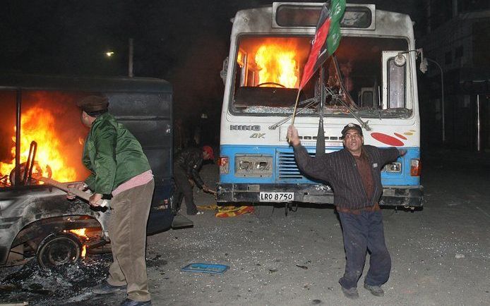 KARACHI - Doden bij onlusten na moord op Bhutto. Foto EPA.