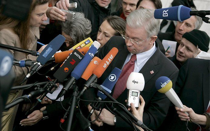 BERLIJN - In Hessen leed CDU premier Roland Koch een gevoelige nederlaag. Hier staat hij maandag de pers te woord. Foto: EPA