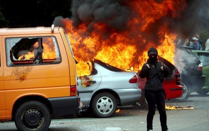 HAMBURG - Hamburg was donderdag het toneel van gewelddadige botsingen tussen linkse betogers en de oproerpolitie. Foto EPA