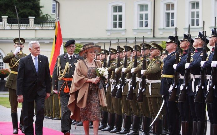 Koningin Beatrix is dinsdagmiddag aangekomen in Vilnius voor een driedaags staatsbezoek aan Litouwen. Hare Majesteit werd in de zeven eeuwen oude hoofdstad verwelkomd door president Valdas Adamkus en zijn vrouw Alma Adamkiene. Foto ANP