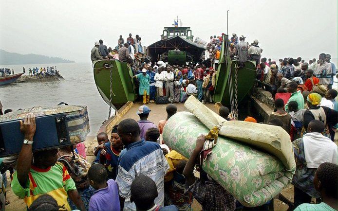 Een boot in Congo wordt volgeladen. In Congo zinken regelmatig boten. Foto EPA