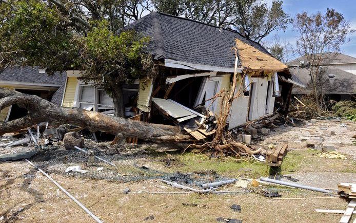 GALVESTON – Hulpverleners in Texas zijn woensdag langs de kust van de Golf van Mexico blijven zoeken naar lichamen van slachtoffers van orkaan Ike, die zaterdagnacht aan land kwam. De orkaan heeft, vooral buiten Texas, aan 51 Amerikanen het leven gekost. 