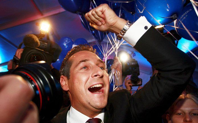 WENEN - FPÖ-leider Heinz-Christan Strache vierde maandag met zijn aanhangers de winst van zijn partij. Foto EPA.