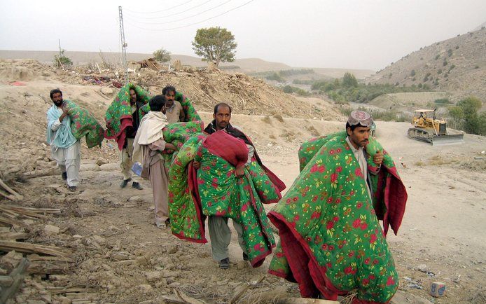 QUETTA - Inwoners op de vlucht met een schamel beetje bezittingen. Foto EPA