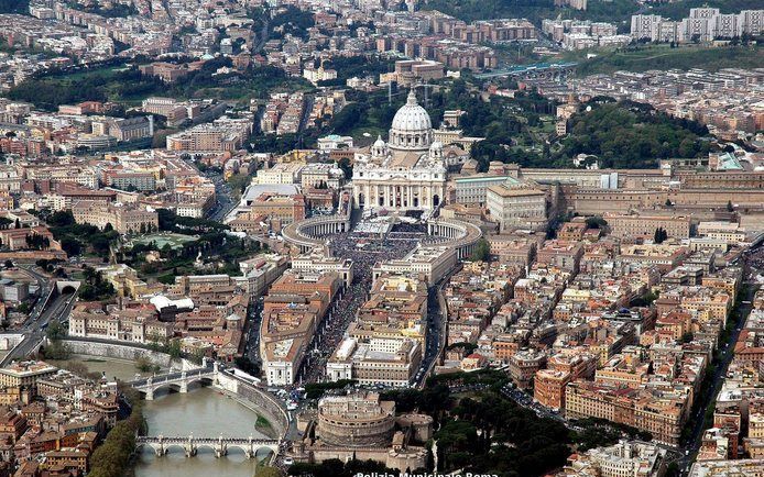 Het Vaticaan heeft zich fel gekeerd tegen een voorstel van EU-voorzitter Frankrik om de strafbaarheid van homoseksualiteit wereldwijd af te schaffen. Foto EPA.