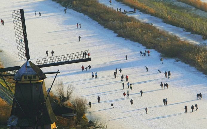 KINDERDIJK - Mensen genieten op het ijs bij Kinderdijk van het lekkere weer. Schaatsliefhebbers konden afgelopen weekend nog volop genieten van het natuurijs. Op diverse plaatsen waren toertochten uitgezet. Foto ANP