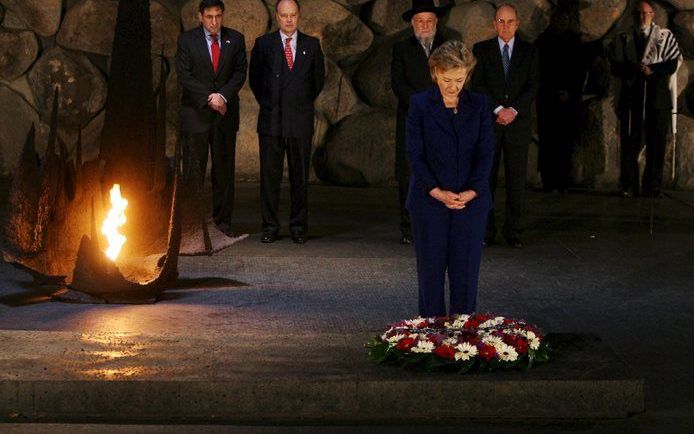 De Amerikaanse minister van Buitenlandse Zaken Hillary Clinton tijdens een bezoek aan het Yad Vashem Holocaust Memorial in Jeruzalem. Foto EPA