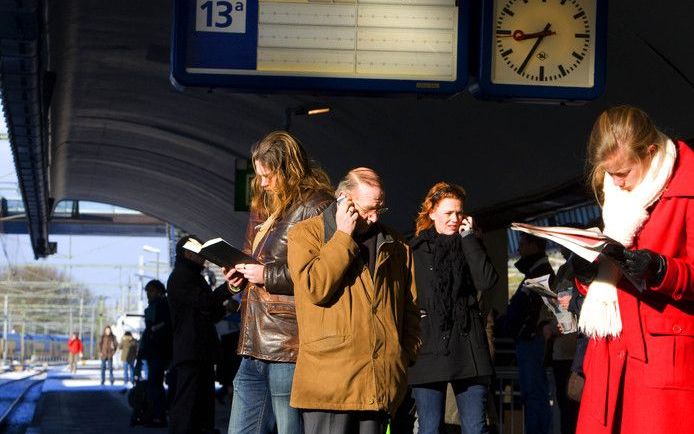 Warmtezuilen moeten het wachten op stations aangenamer maken. Foto ANP