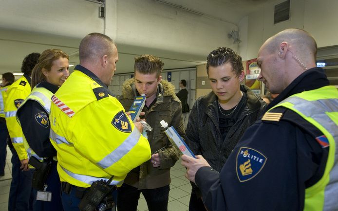 Een brede aanpak van jongerenoverlast en jeugdcriminaliteit werkt. Dat blijkt uit het rapport ”Sturen aan de wal”, dat de gemeenten Hendrik-Ido-Ambacht en Zwijndrecht dinsdagmiddag hebben gepresenteerd. Foto ANP