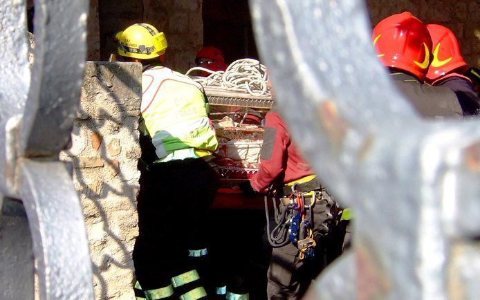 L'AQUILA - Brandweermannen zijn in de studentenstad L' Aquila bezig met het zoeken naar slachtoffers. Foto EPA