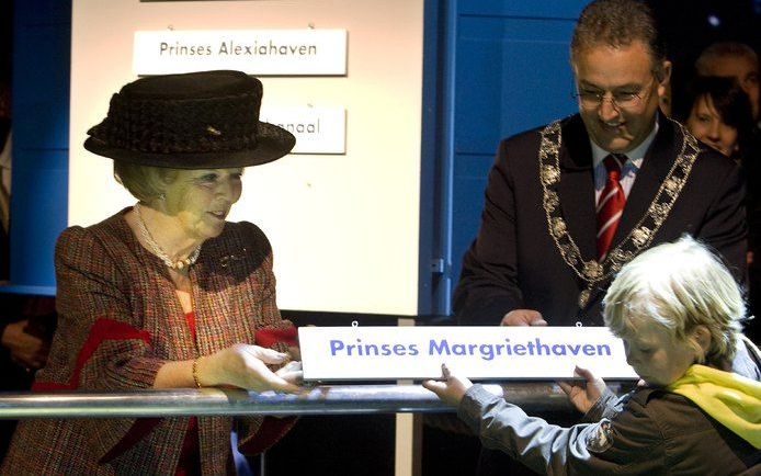 ROTTERDAM – Koningin Beatrix maakte dinsdagmiddag in het informatiecentrum FutureLand in Rotterdam de namen bekend van de toekomstige havens op Maasvlakte 2. De havens zullen de namen van haar kleindochters Amalia, Alexia en Ariane gaan dragen. Een vierde