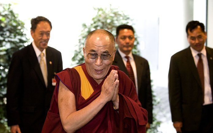 SCHIPHOL – Tenzin Gyatso, de dalai lama van Tibet, kwam woensdagmiddag aan op Schiphol voor een driedaags bezoek aan Nederland. Na zijn aankomst had hij een ontmoeting met de pers. In 1973 bezocht de dalai lama voor de eerste maal het Westen, hij deed toe