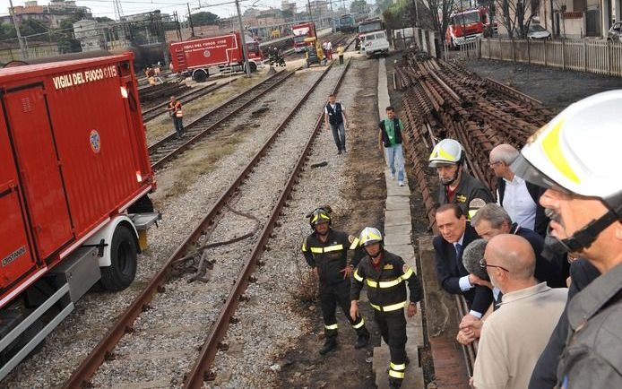 VIAREGGIO – De Italiaanse premier Silvio Berlusconi is dinsdag uitgefloten tijdens een bezoek aan het rampgebied in Viareggio, meldden Italiaanse media. Foto EPA