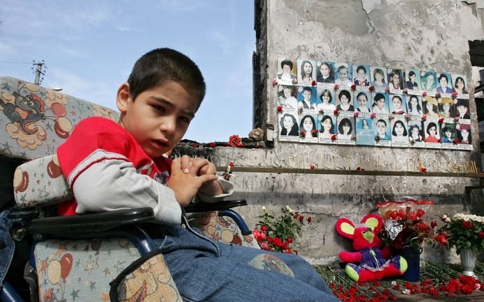 MOSKOU - Een slachtoffer van het gijzelingsdrama in Beslan. Foto EPA