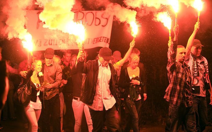 Vrienden van de omgekomen Robby van der Leeden tijdens een stille tocht. Foto ANP