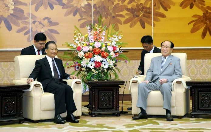 Maandag voerden de Chinese premier Wen Jiabao (links) en de voorzitter van het Presidium van de Opperste Volksvergadering van Noord–Korea overleg. Foto EPA