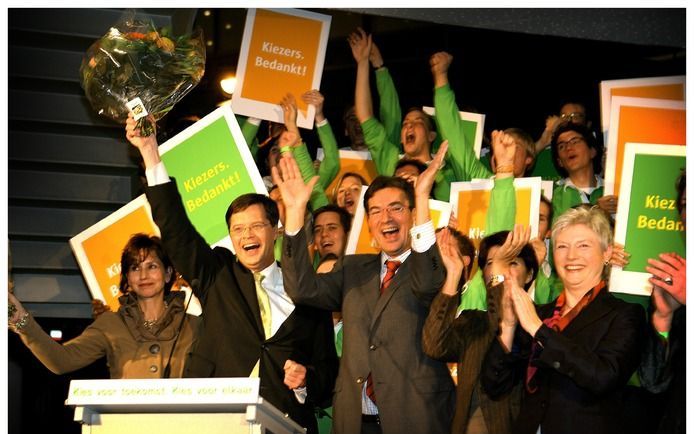 Premier Balkenende op de verkiezingsavond in november 2006. Naast hem zijn vrouw en minister Verhagen van Buitenlandse Zaken. Foto RD, Henk Visscher