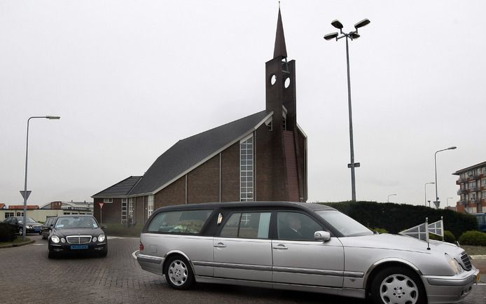 Dirk Post is dinsdag in Urk begraven. - Foto ANP