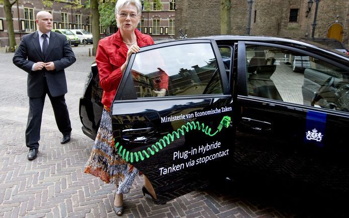 Minister van der Hoeven met de bekende Toyota Prius. Het is nog niet bekend of ook haar auto terug moet naar de fabriek. Foto ANP