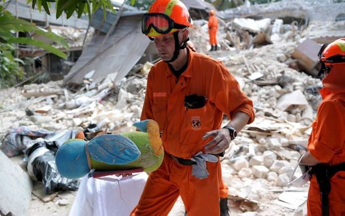 Een medewerker van het Nederlandse reddingsteam USAR (Urban Search and Rescue Team) te midden van de puinhopen in Haïti. Het team vertrekt weer naar Nederland. Foto EPA.