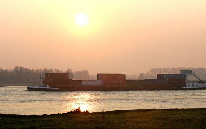 ROTTERDAM (ANP) – De stakingen in Duitsland treffen nu al de Nederlandse scheepvaart. Dat meldde het beleidscentrum Kantoor Binnenvaart woensdag. Een zegsman schat dat de schade voor alleen de Nederlandse schippers nu al meer dan 4 ton is. „En dan heb ik 