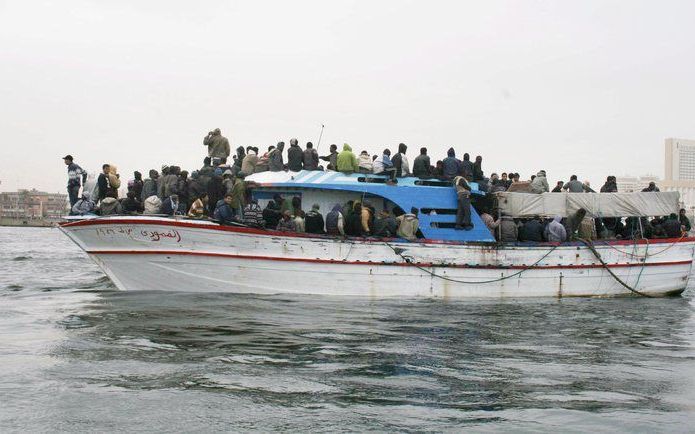 In Libië zijn woensdag ten westen van Tripoli zeker 77 lichamen van verdronken vluchtelingen aangespoeld. Foto EPA