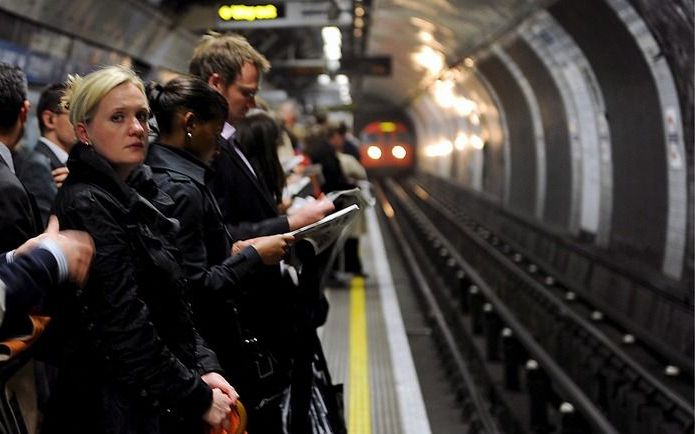 LONDEN - Passagiers in de Londense metro. Door een staking ligt het metroverkeer woensdag plat. Foto EPA