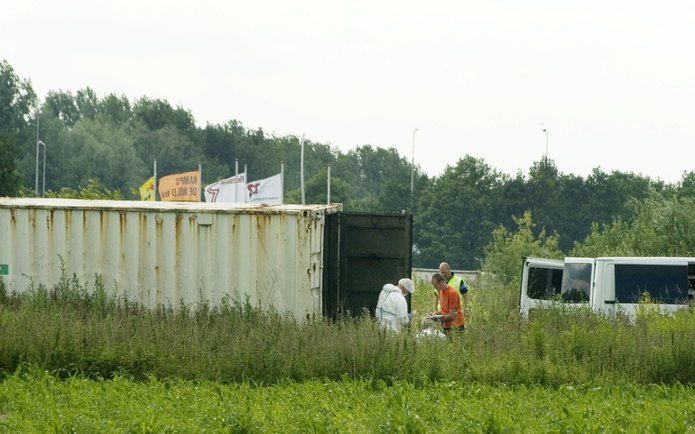 De politie doet dinsdag onderzoek in Apeldoorn bij een zeecontainer waarin een dode jongen was gevonden. Foto ANP