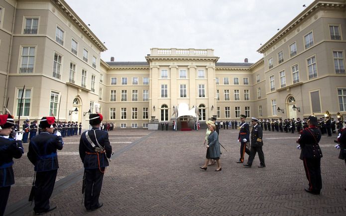 DEN HAAG – De marechaussee is op zoek naar twee mannen die in oktober vermoedelijk onbevoegd op het terrein rond paleis Noordeinde in Den Haag zijn geweest. Dat heeft de marechaussee dinsdag laten weten. Foto ANP