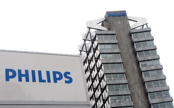 EINDHOVEN – Het personeel van Philips krijgt in november 2010 een bescheiden loonsverhoging van 1 procent. In mei 2011 krijgen werknemers van het elektronicaconcern er nog eens 0,75 procent bij. Dat is het bedrijf donderdagochtend vroeg overeengekomen met