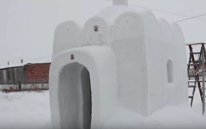 Het Siberische dorp Sosnovka heeft geen kerk. Of beter: had geen kerk. Alexander Batyokhtin bouwde in twee maanden een heus bedehuis. Van sneeuw. beeld uit video YouTube