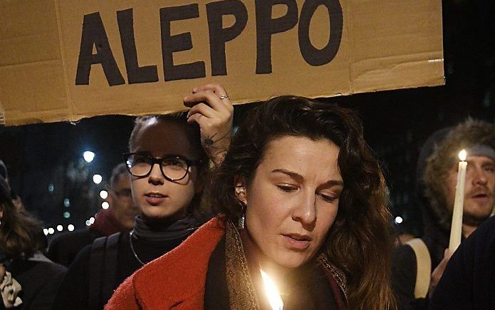 Demonstranten bij Downing Street 10 in Londen vragen aandacht voor Aleppo. beeld EPA