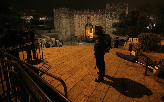 Een Israëlische politie bewaakt de orde bij de Damascuspoort, maandagavond. Foto EPA