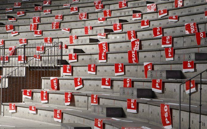 MADRID – Op de banken van La Cubierta, een arena in Madrid waar normaal gesproken stierenrennen worden gehouden, lagen gisteravond tientallen vlaggen van de Spaanse Socialistische Partij. De partij wilde gisteren in de arena een afsluitende verkiezingsbij