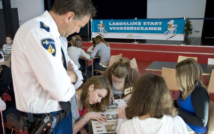 HUIZEN - Leerlingen van Scholengemeenschap Huizermaat in Huizen maken donderdag het schriftelijk Verkeersexamen van Veilig Verkeer Nederland. Foto ANP