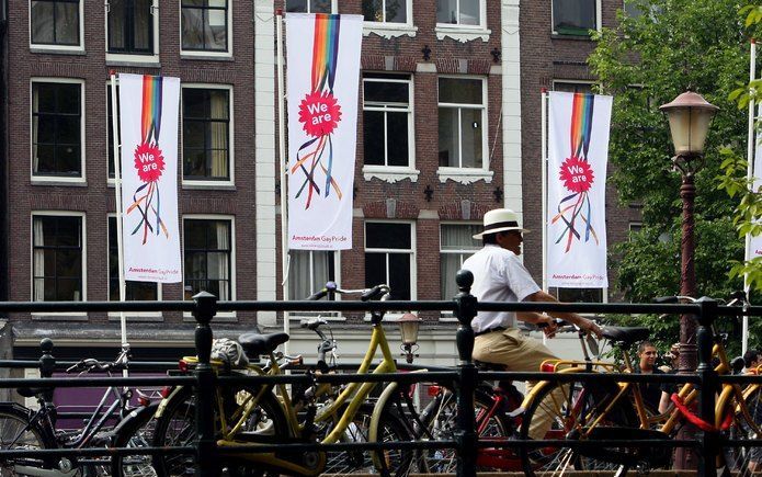 AMSTERDAM – In Amsterdam hangen ter gelegenheid van de homobotenoptocht die zaterdag wordt gehouden honderden vlaggen met de tekst ”We are proud” (Wij zijn trots). Foto ANP