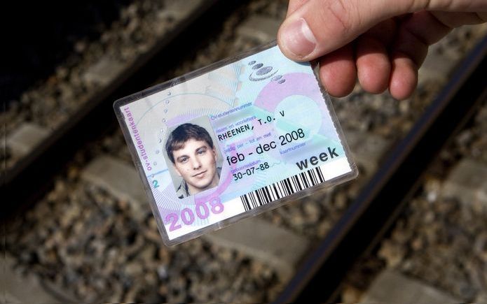 Verkeersminister Eurlings kondigde donderdag de komst aan van een ov-kaart voor afgestudeerden van universiteiten, hogescholen én mbo-opleidingen. Bij elkaar gaat het om een groep van ongeveer 200.000 mensen. Foto ANP