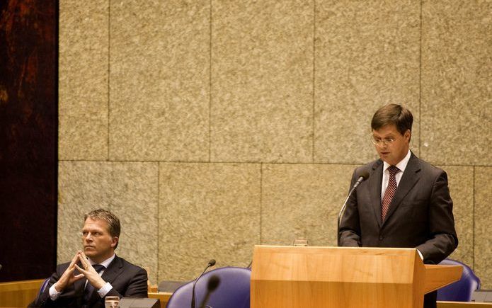 Premier Balkenende heeft dinsdag in de Tweede Kamer opgeroepen tot samenwerking om de financiële stabiliteit te herstellen. Volgens de premier gaat „de problematiek waar we nu mee te maken hebben de partijpolitieke grenzen te boven”. Foto ANP